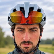 JB, en casque de vélo