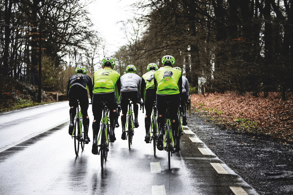 Veste de pluie vélo sur une longue sortie : où la ranger et quand la sortir